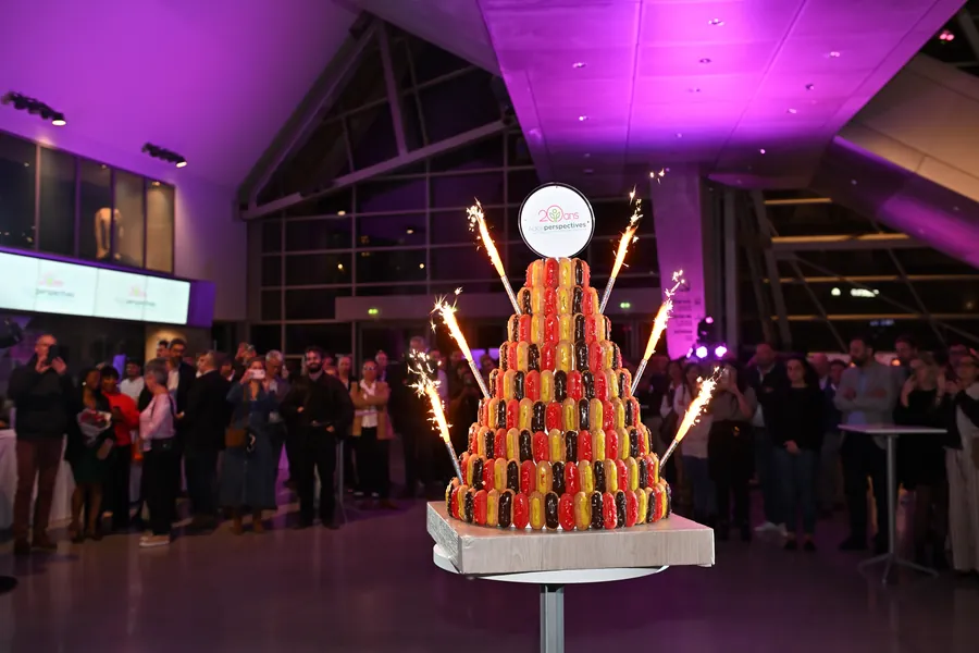 Pièce montée des 20 ans d’Age&perspectives sous les feux de bengale dans le hall du Musée des Confluences