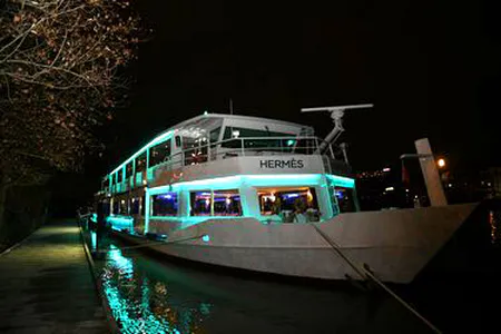 Détails du lieu et ambiance générale lors d’un événement corporate photographié en reportage