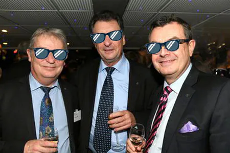 Réseautage et discussions lors d’un événement corporate photographié en situation réelle