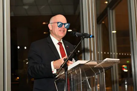 Prise de parole lors d’une conférence d’entreprise photographiée avec discrétion