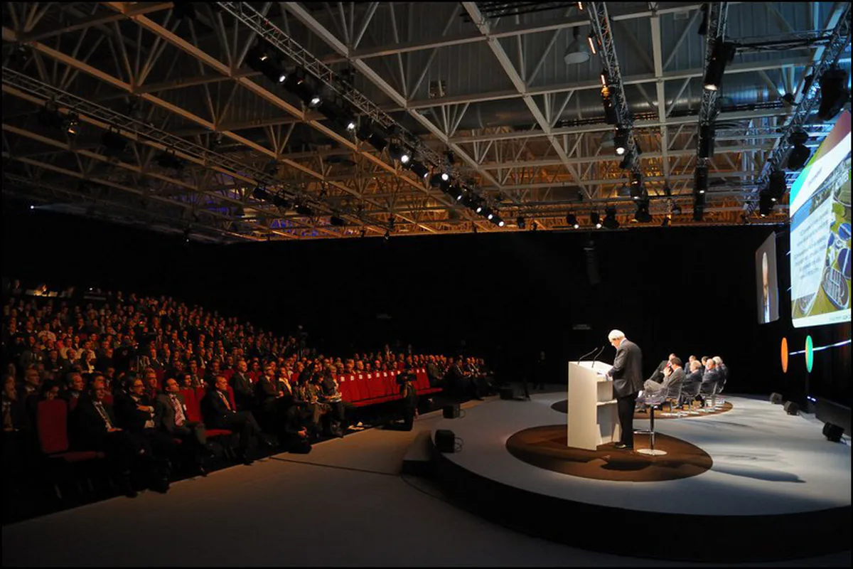 Reportage photo corporate à Lyon avec un orateur devant une salle plénière lors d’un événement d’entreprise