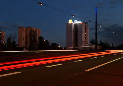 Photo nocturne créative d'une enseigne lumineuse à Lyon – photographe professionnel Philippe Théry