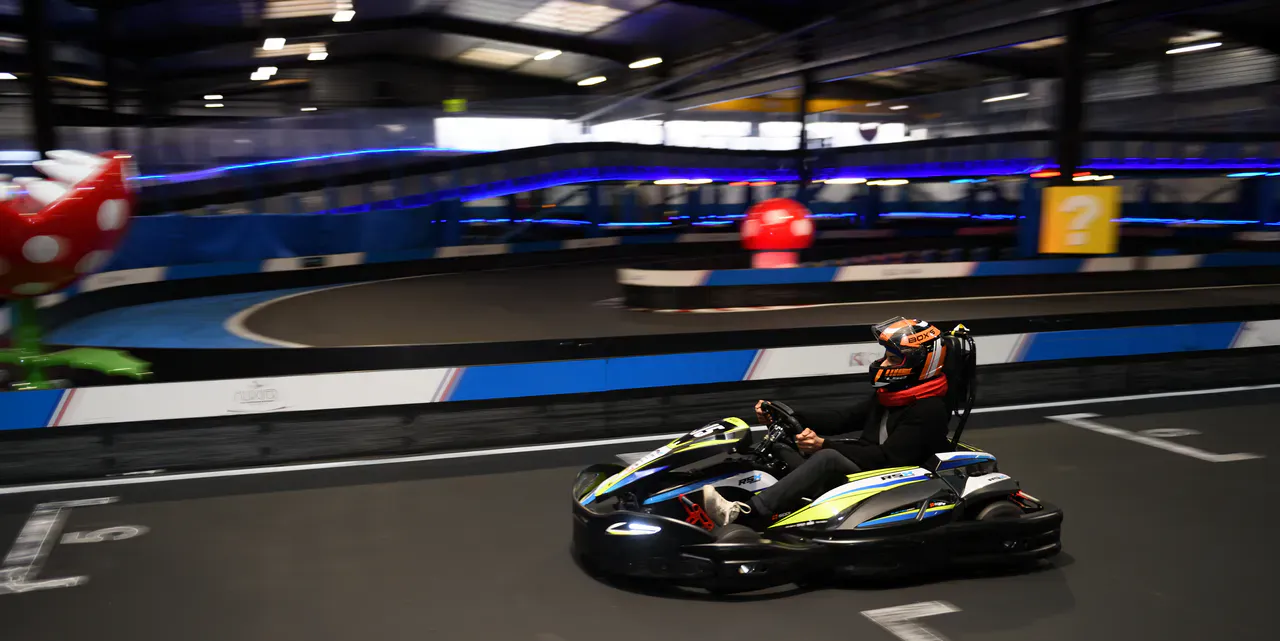 Collaborateur en action lors d'une animation karting pendant un séminaire d'entreprise, illustrant la cohésion et l'esprit d'équipe