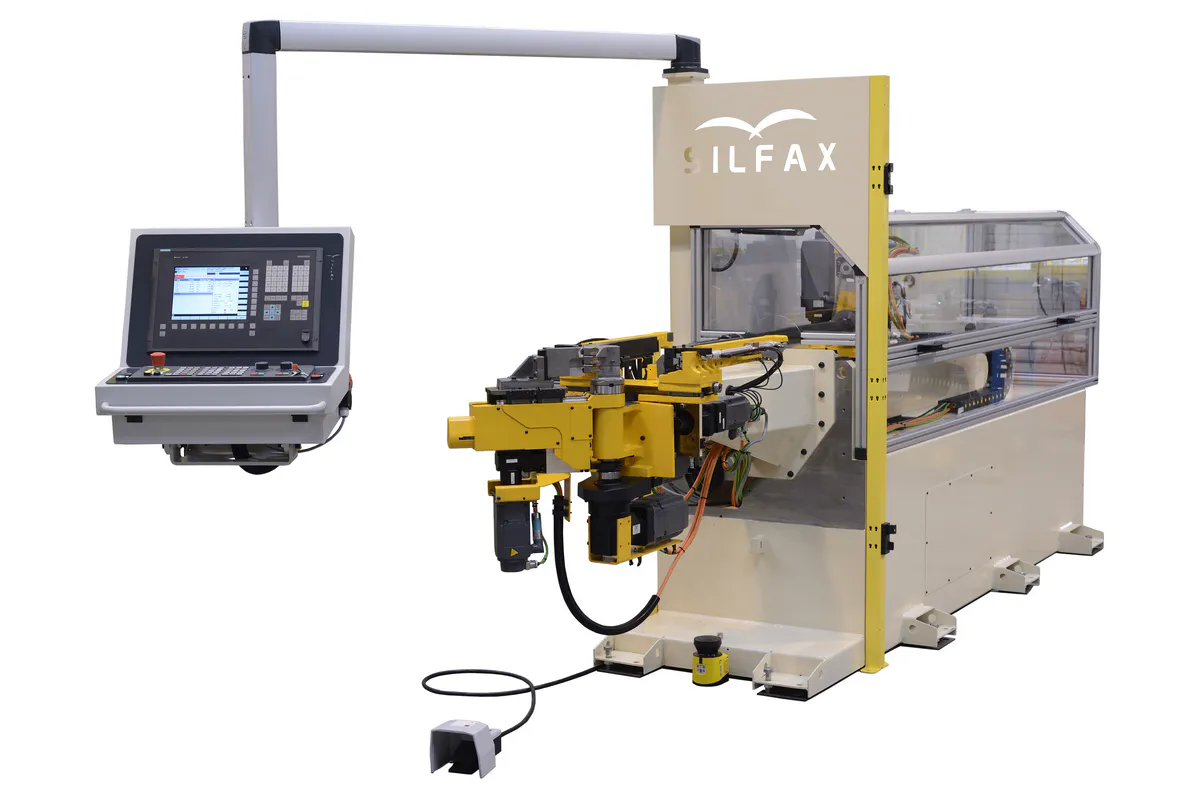 Machine-outil industrielle photographiée en packshot sur fond blanc, studio mobile déployé directement en usine à Lyon