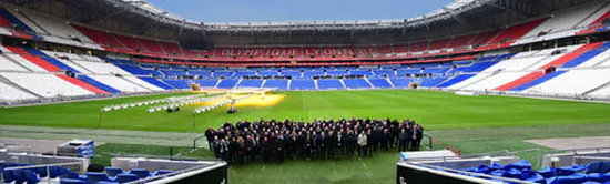 Photo de groupe panoramique réalisée devant le Groupama Stadium à Lyon