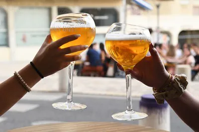 Photo pinte de bière en situation – photo produit alimentaire ambiance bar