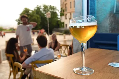 Photo bière mousseuse en situation bar – photo produit alimentaire Lyon