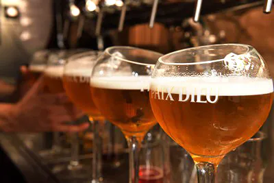 Photo de bière en situation dans un bar – photo produit alimentaire en ambiance, photographe Lyon