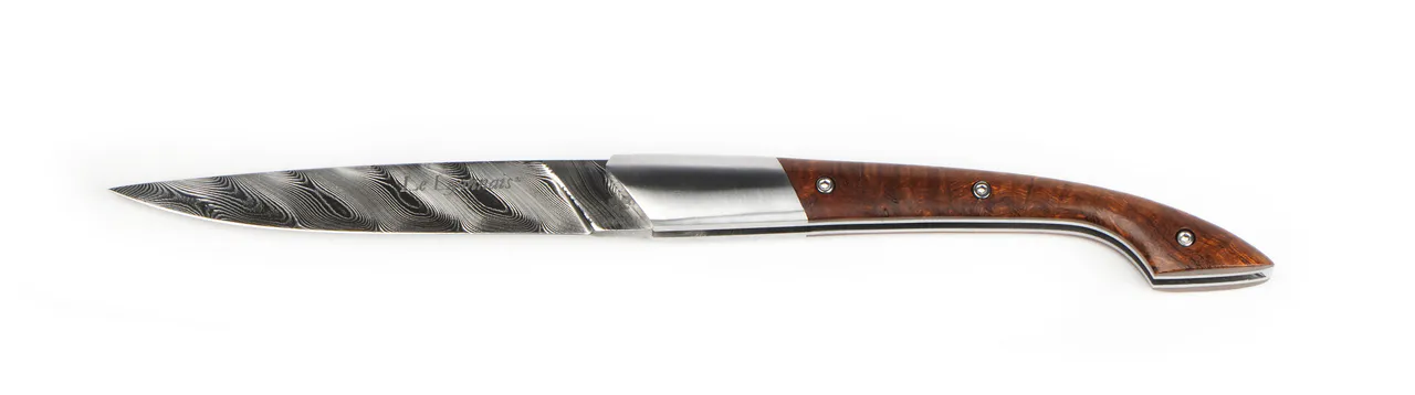 Collection de couteaux de prestige photographiée en packshot sur fond blanc pour la Coutellerie de Lyon – photographe produit artisanal Lyon