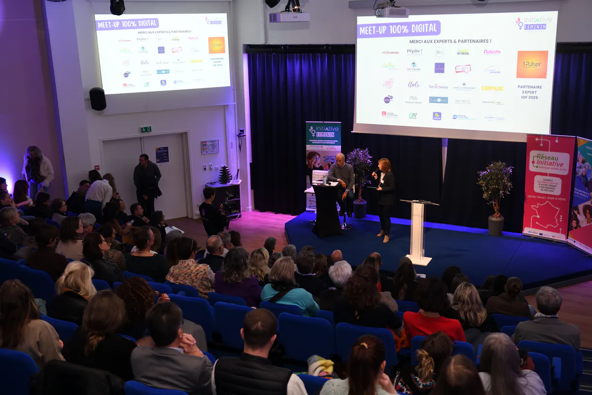 Oratrice s adressant au public lors de la remise de prix Au Feminin a Lyon, ambiance generale de l evenement