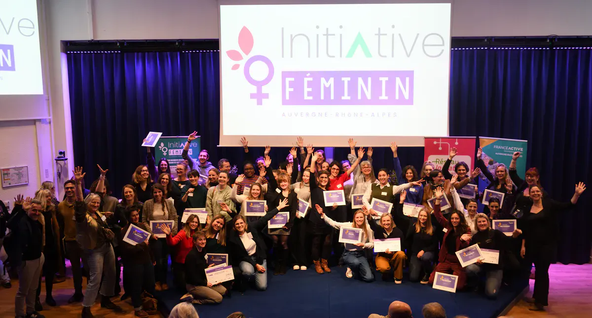 Photo de groupe lors de la remise de prix Au Feminin a Lyon reunissant les femmes entrepreneures