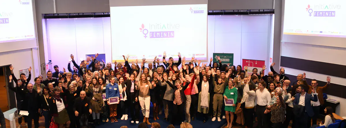 Photo de groupe officielle lors de la remise de prix Au Féminin à Lyon : lauréates, organisatrices et partenaires réunies pour célébrer l'entrepreneuriat féminin