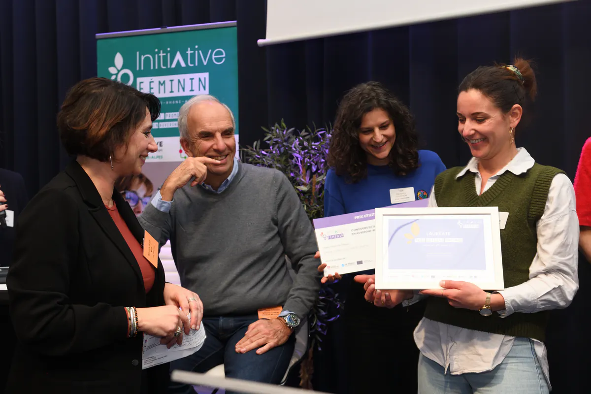 Laureates posant avec leur trophee lors de la remise de prix Au Feminin a Lyon