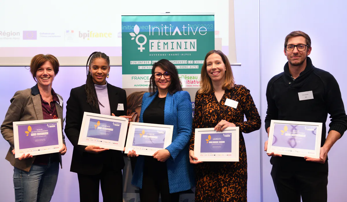Laureates posant avec leur prix lors de la remise de prix Au Feminin a Lyon, reportage photo evenementiel