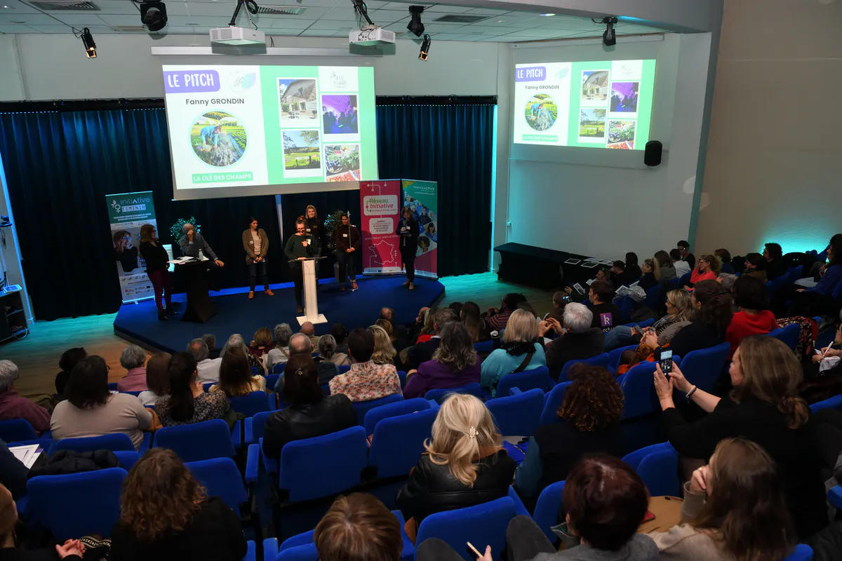 Ambiance generale de la remise de prix Au Feminin a Lyon mettant en valeur les femmes entrepreneures