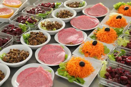 Plateau repas préparé pour la restauration scolaire Elior