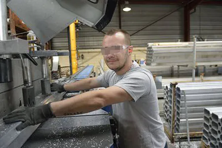 Portrait collaborateur sur site de production atelier métal – reportage corporate industriel Lyon
