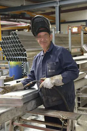 Portrait métier soudeur atelier métal site de production – reportage corporate industriel Lyon