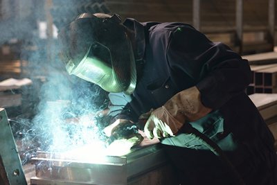 portrait metier site de production soudeur en action atelier metal credit photographe Philippe Thery