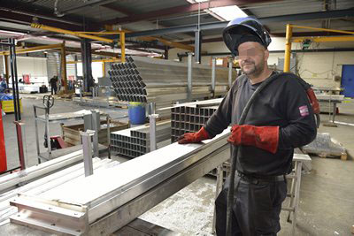 portrait metier site de production soudeur en action atelier metal credit photographe Philippe Thery