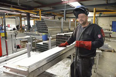 Portrait métier soudeur en action atelier métal – reportage photo corporate industriel Lyon