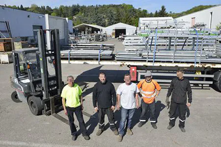 Photo de groupe portrait métiers sur site de production – reportage corporate industriel Lyon