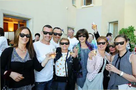 Photo de groupe lors de la soirée anniversaire au Château de Saint-Priest