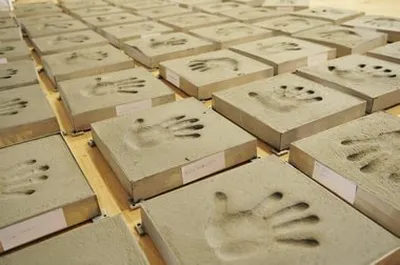 Empreintes de chefs étoilés dans le ciment lors de l’inauguration du Hall Paul Bocuse à Eurexpo Lyon, reportage photo événementiel