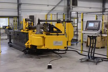 Machine-outil photographiée sur un site de production industriel