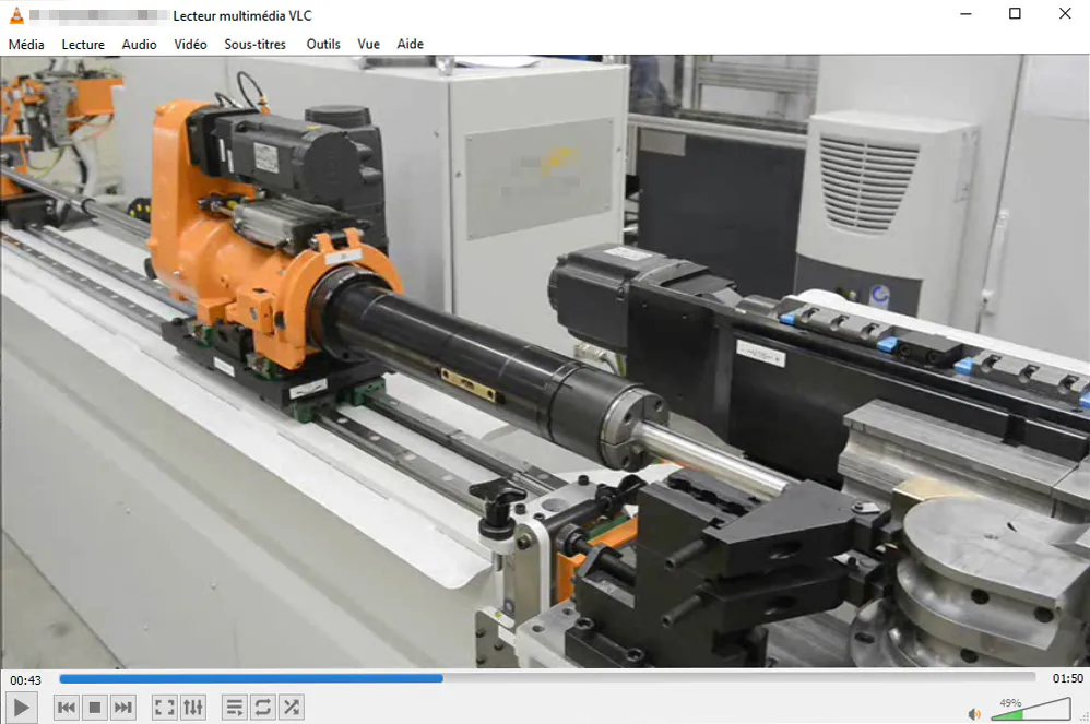 Capture d'écran d'une vidéo industrielle montrant une machine à commande numérique en fonctionnement
