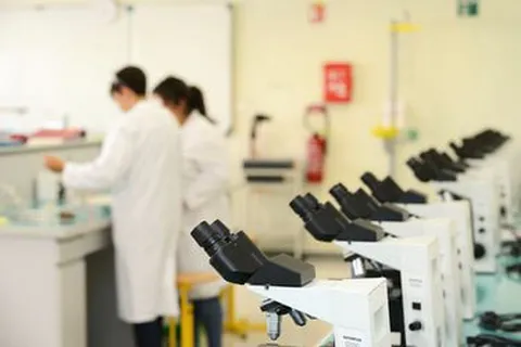 Photo illustration laboratoire cosmétique lycée professionnel Lyon – reportage institutionnel