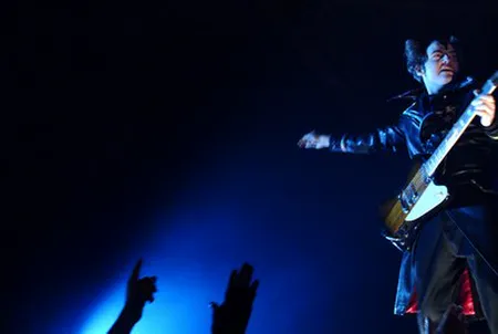 -M- Matthieu Chedid sur scène lors de son concert à la Halle Tony Garnier de Lyon