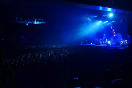 Matthieu Chedid en concert à la Halle Tony Garnier de Lyon sous les éclairages de la scène