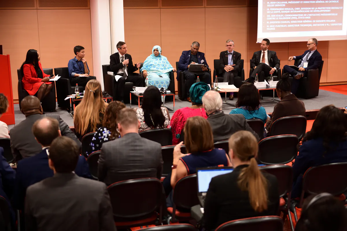 Photo de groupe des personnalités et intervenants lors de la conférence ONU Fonds Mondial à Lyon