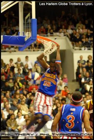 Acrobatie des Harlem Globetrotters avec un ballon de basketball à Lyon