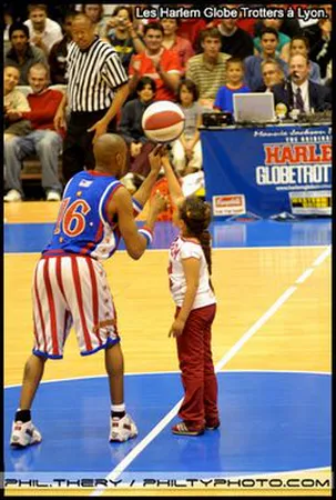 Harlem Globetrotters lors d'une séquence humoristique au Palais des Sports de Lyon