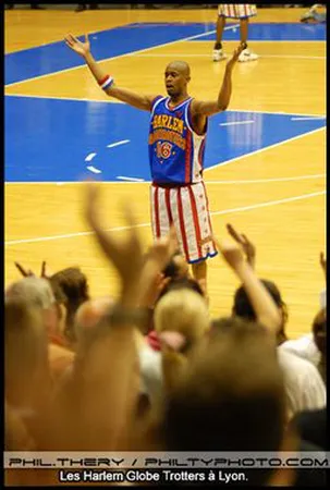 Action des Harlem Globetrotters pendant leur spectacle à Lyon
