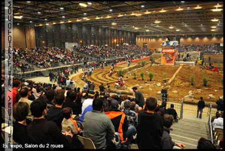 Spectateurs dans les gradins lors d'une course de motocross à Eurexpo Lyon – reportage photo