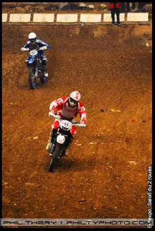 Course de motocross vue de face au salon du 2 roues à Eurexpo Lyon – photographe événementiel