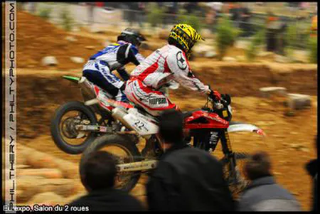 Course de motocross indoor au salon du 2 roues à Eurexpo Lyon – effet de mouvement