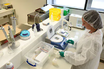 Reportage photo en laboratoire pharmaceutique Lyon – photographe industriel salle blanche Philippe Théry