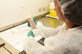 Photo illustration détail produit en laboratoire industriel – photographe Lyon