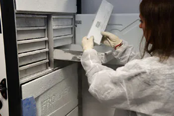 Photo détail produit en laboratoire pharmaceutique Lyon – photographe industriel salle blanche