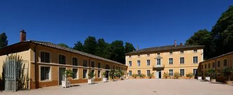 Photo panoramique de la cour du Château de Chavagneux près de Lyon