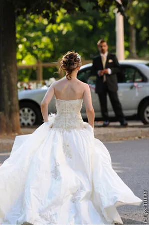 Reportage photo de mariage Lyon – mariée rejoignant le marié, instant capturé à la volée par photographe Philippe Théry