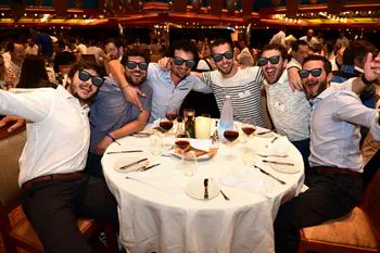 Ambiance chaleureuse séminaire anniversaire en croisière Méditerranée – photographe événementiel Lyon