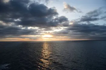 Moment convivial lors d'un séminaire anniversaire d'entreprise en croisière – reportage photo