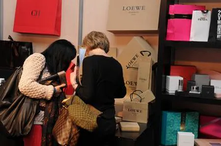 Stands et visiteurs au salon Luxepack à Monaco