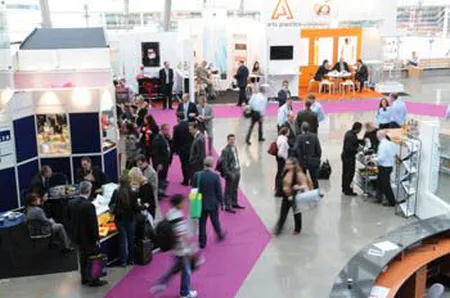 Ambiance et échanges entre participants au salon Luxepack Monaco