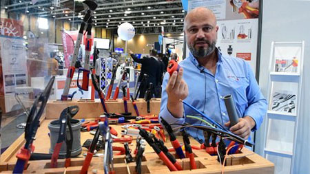 demonstration produit exposant societe Knipex sur le salon Preventica lyon eurexpo